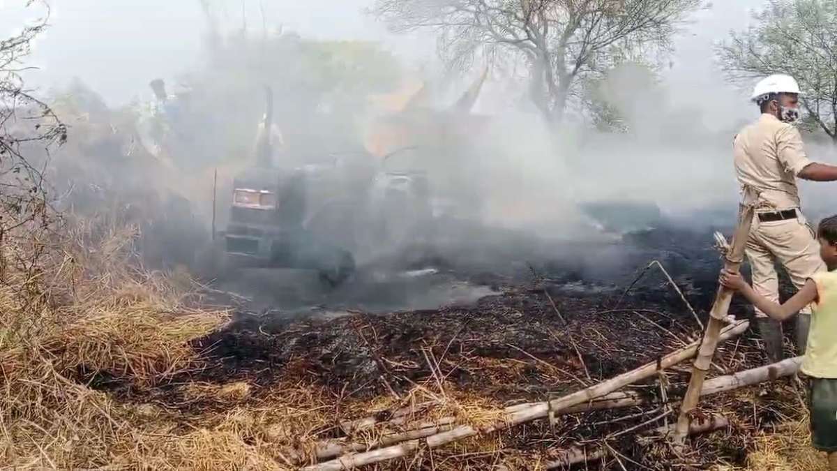 ट्रैक्टर इंजन की स्पार्किंग से फसल और थ्रेसर मशीन जलकर खाक, लाखों का हुआ नुकसान