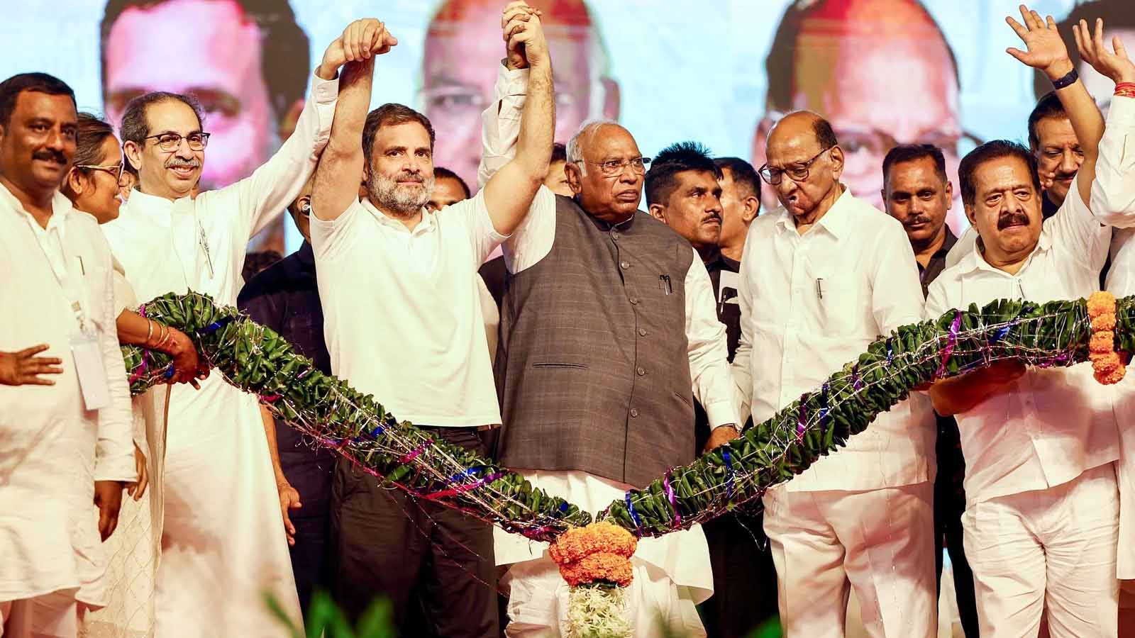 Maharashtra Election : MVA की रैली में मंच पर राहुल और खड़गे की मौजूदगी में गाया वीर सावरकर का गीत