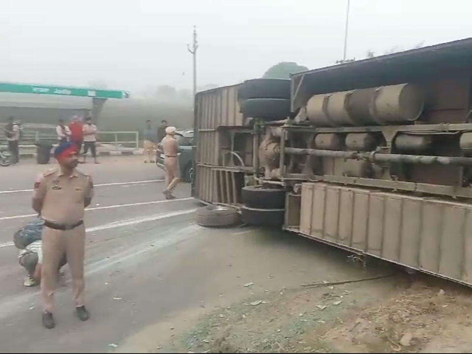 नवांशहर : यात्रियों से भरी बस पलटी, कई घायल