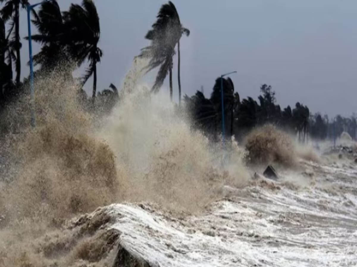 Cyclone Fengal: आज पुडुचेरी-तमिलनाडु से टकराएगा तूफान फेंगल, 90kmph की रफ्तार से चलेंगी हवाएं