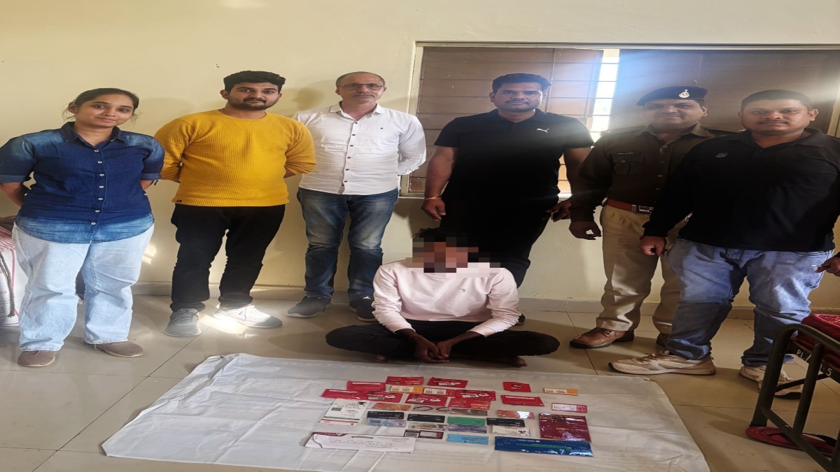 गुजरात की साइबर सेल पुलिस का MP में एक्शन: व्हाट्सएप हैक कर पैसे मांगने वाले शातिर ठग गिरफ्तार, कॉलेज छात्राओं को बनाता था शिकार  