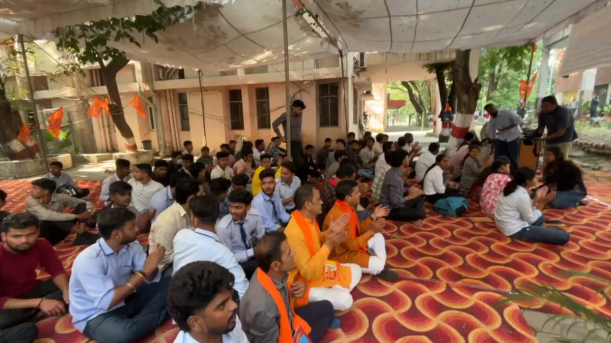 बरकतुल्लाह यूनिवर्सिटी में मंदिर जाने पर रोक! छात्राओं ने लगाए गंभीर आरोप, ABVP ने किया रामधुन, वार्डन के समर्थन में उतरी NSUI