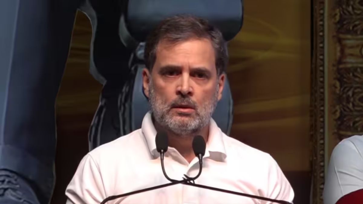 Rahul Gandhi: कांग्रेस के कार्यक्रम में राहुल गांधी का माइक हुआ बंद, संविधान दिवस पर कार्यक्रम को कर रहे थे संबोधित