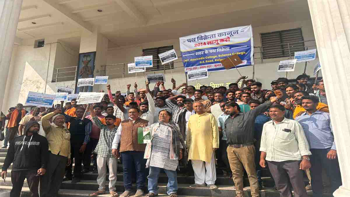 पथ विक्रेता संघों ने प्रशासन के खिलाफ खोला मोर्चा, पथ विक्रेता कानून 2014 लागू करने निकाली पदयात्रा, स्मार्ट सिटी के नाम पर कमीशनखोरी का लगाया आरोप
