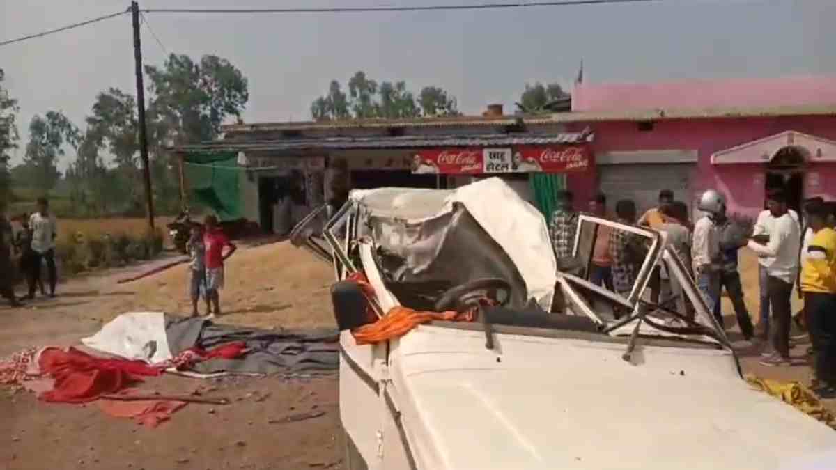 नेशनल हाईवे पर हादसा : रोड से निकले छड़ के कारण टायर फटने से पलटी बोलेरो, तीन लोगों की मौत, 4 घायल