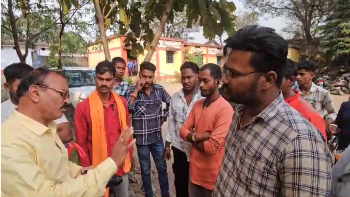Chhattisgarh : स्कूल में जय श्रीराम कहने पर शिक्षक ने की बच्चों की पिटाई, प्रदर्शन की तैयारी में ग्रामीण
