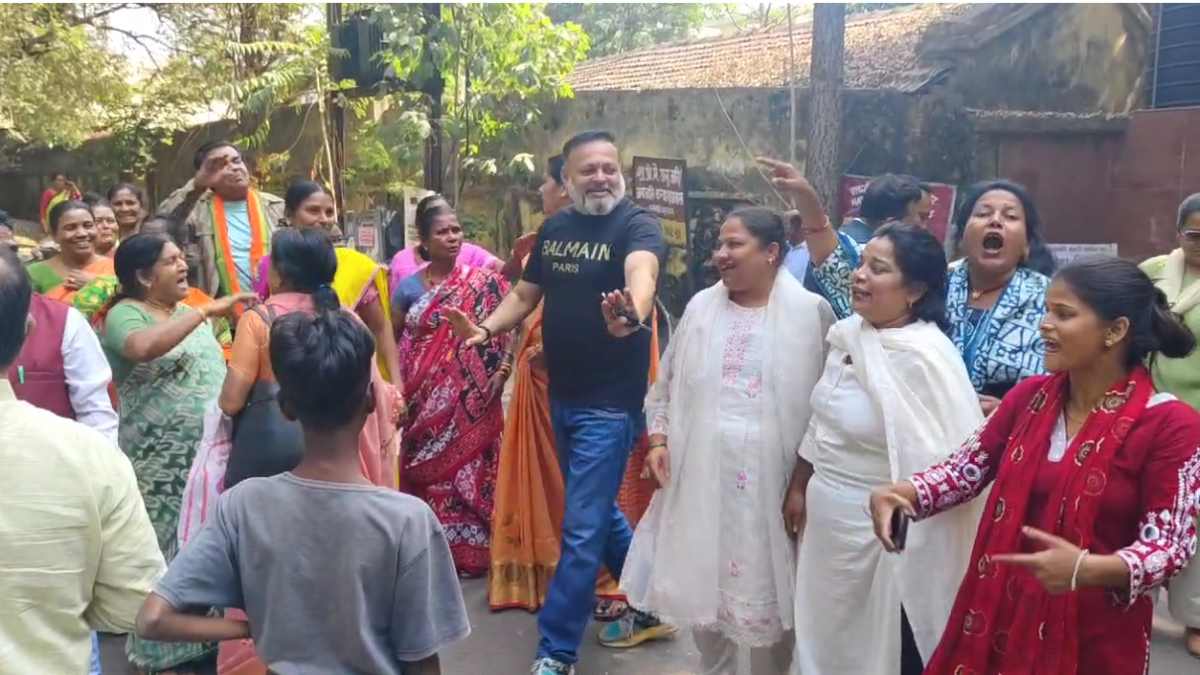 रायपुर दक्षिण उपचुनाव : मतदान केंद्र में आपस में भिड़े भाजपा-कांग्रेस के कार्यकर्ता, भारी संख्या में पुलिस बल तैनात, देखें VIDEO…