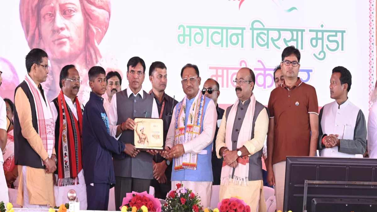 बिरसा मुंडा जयंती पर जशपुर में भव्य पदयात्रा : केंद्रीय मंत्री मंडाविया ने कहा – देश के विकास और सामाजिक सरोकार से जुड़ें युवा, सीएम बोले – जनजातीय संस्कृति का गौरव गान ही सनातन संस्कृति का गौरव गान