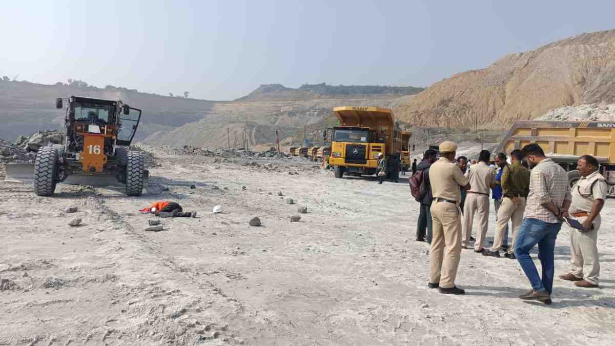 SECL खदान में हादसा : ग्रेडर मशीन की चपेट में आने से कर्मचारी की मौत, लोगों में भारी आक्रोश, मृतक के परिवार को मुआवजा और नौकरी देने कर रहे प्रदर्शन