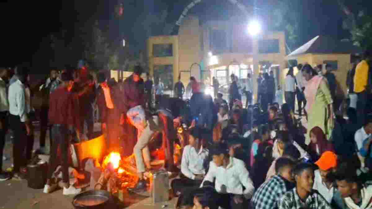 सहायक संचालक के खिलाफ सड़क पर उतरे छात्र VIDEO : 6 घंटे से कलेक्ट्रेट के सामने धरने पर बैठे हैं पीएमटी छात्रावास के छात्र, मारपीट का आरोप, कार्रवाई नहीं होने से हैं नाराज