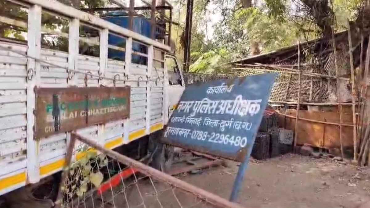 तेज रफ्तार मिनी ट्रक ने तीन छात्रों को मारी ठोकर, फिर दुकानों को तोड़ते सीएसपी ऑफिस में जा घुसा, चार लोग घायल, देखें VIDEO…