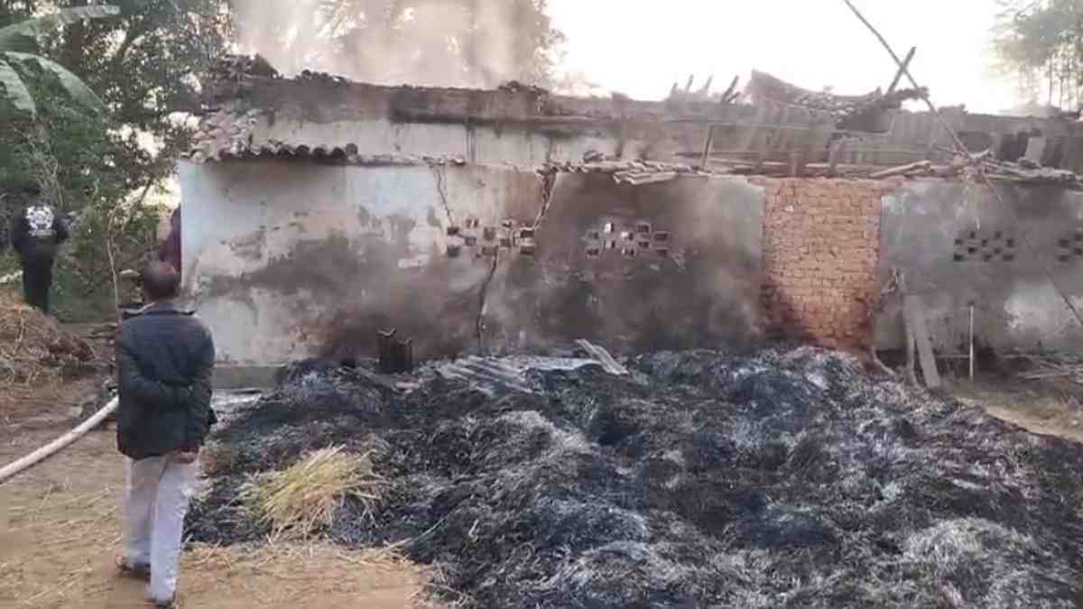 CG Breaking : घर में आग लगने से पांच जिंदा जले, धान जलकर खाक, देखें VIDEO…