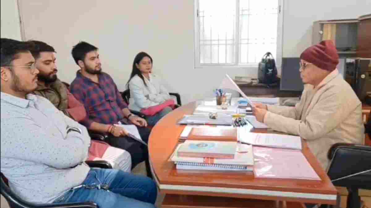 सरगुजा यूनिवर्सिटी का कारनामा : कोरोना काल में हुआ ऑनलाइन एग्जाम, यूनिवर्सिटी ने खरीदी लाखों की उत्तरपुस्तिका, कुलपति बोले – दोषियों पर होगी कार्रवाई