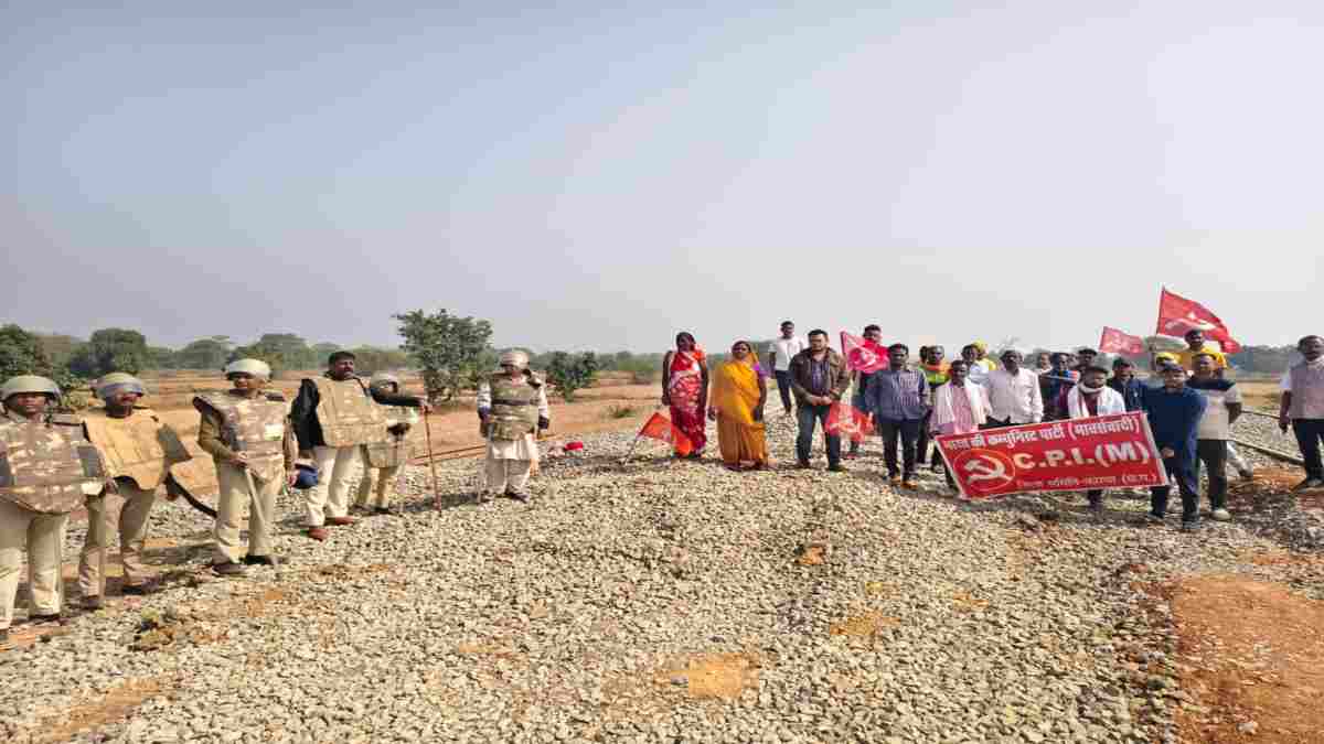 CG NEWS : ग्रामीणों ने रोका रेल विस्तार का काम, गांव में भारी संख्या में पुलिस बल तैनात