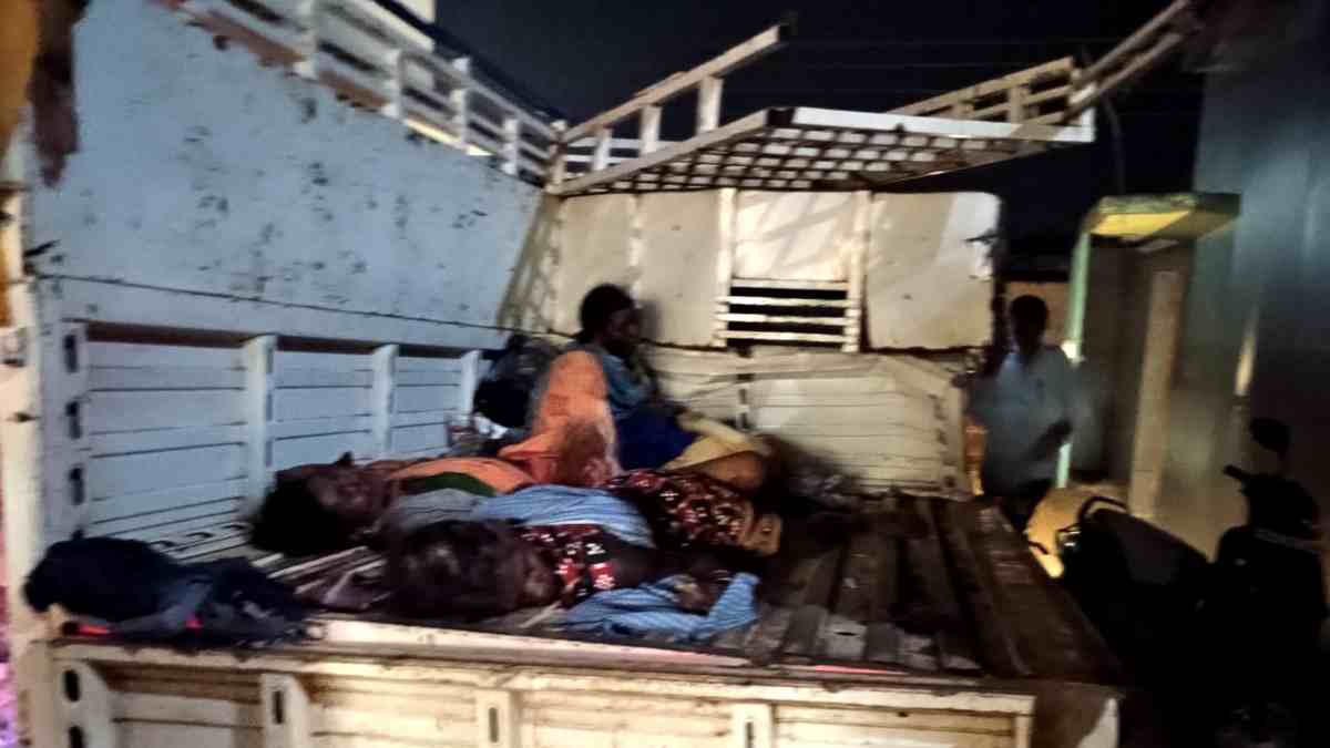 CG Accident : ट्रक ने पिकअप को मारी टक्कर, तीन मजदूरों की मौत, 13 लोगों की हालत गंभीर
