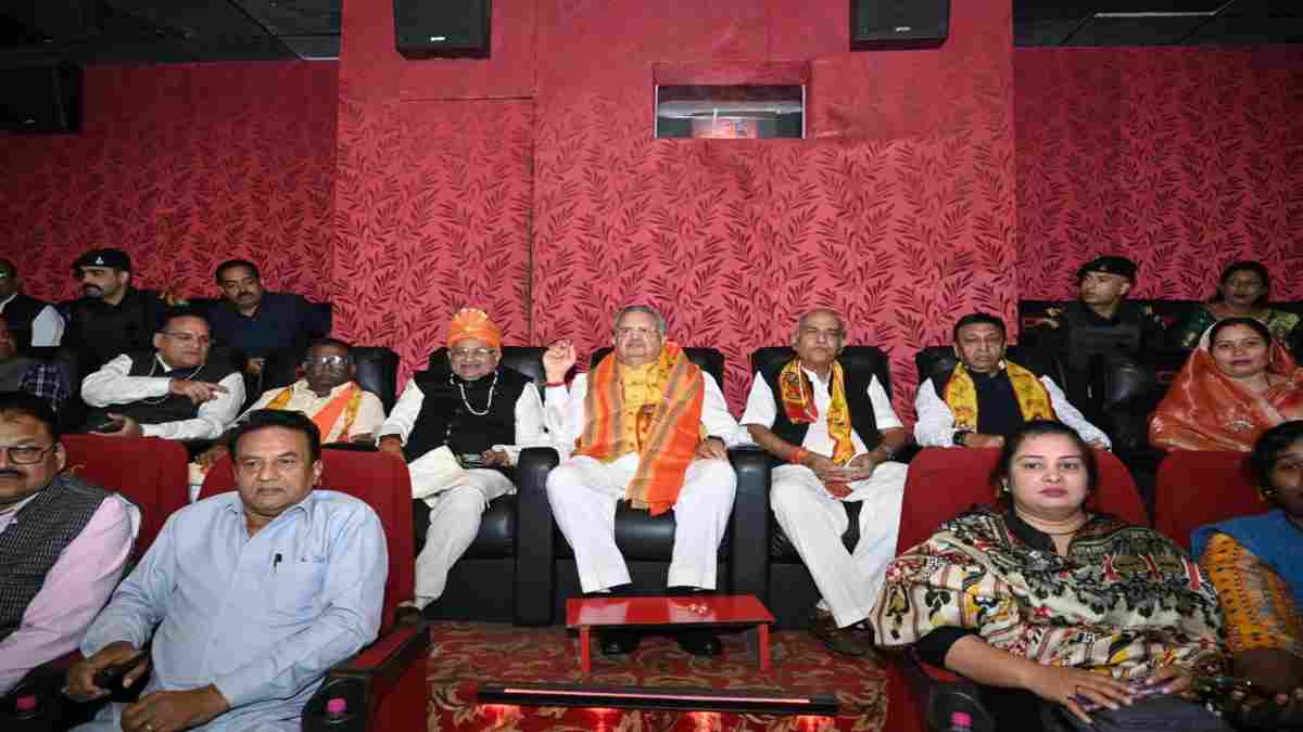 विधानसभा अध्यक्ष डॉ. रमन सिंह ‘द साबरमती रिपोर्ट’ देखकर हुए भावुक, कहा – इस फिल्म ने देश के सामने लाया गोधरा में हुई हिंसा का सत्य