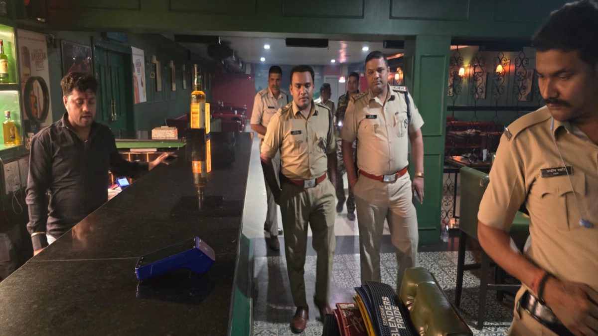 बार में देर रात चल रही थी शराब पार्टी, पुलिस ने मारा छापा, बार मैनेजर के खिलाफ केस दर्ज