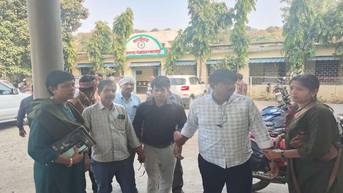 लोकायुक्त की बड़ी कार्रवाई: बाबू, कंप्यूटर ऑपरेटर और दलाल को रंगे हाथों दबोचा, मजदूर की मौत का पैसा देने के लिए मांगी थी घूस