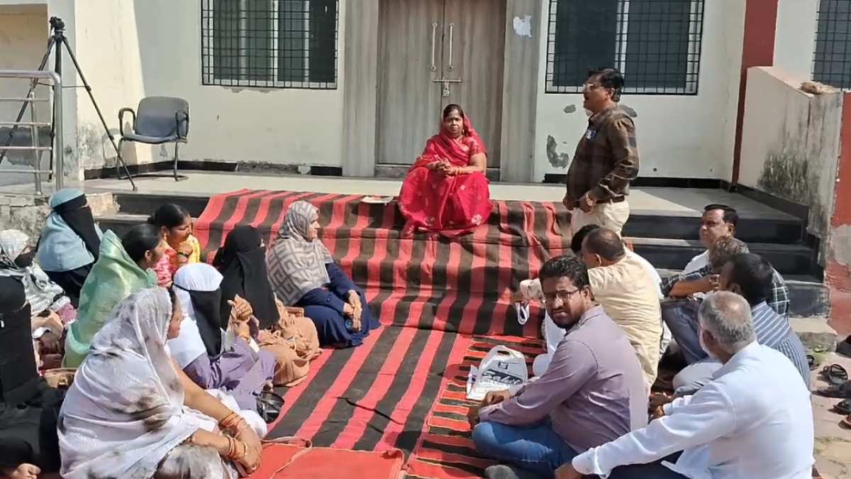 Burhanpur में पार्षदों का हंगामा: ऑडिटोरियम के बाहर दरी बिछाकर की डमी बैठक, महापौर पर लगाए गंभीर आरोप