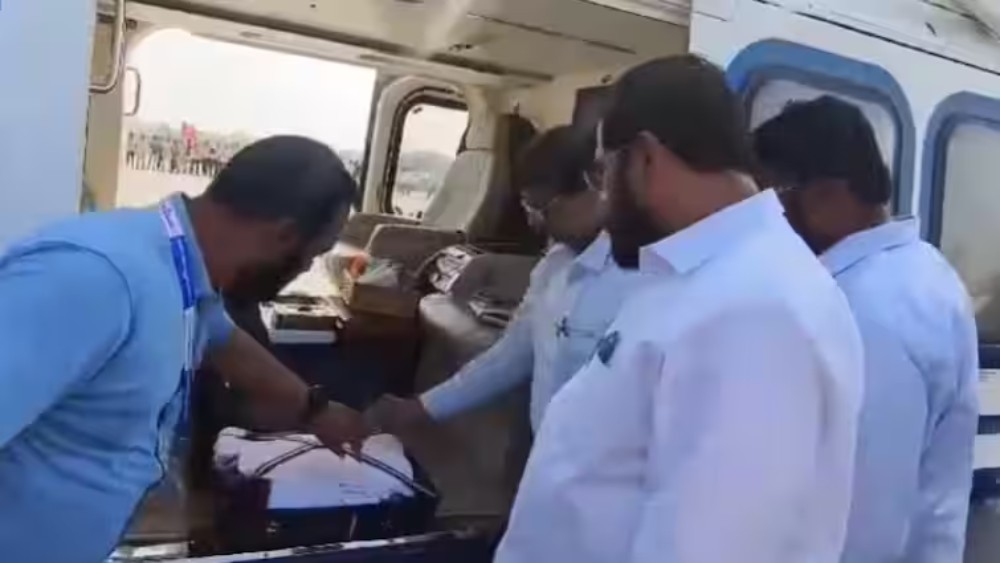 CM एकनाथ शिंदे के बैग की EC के अधिकारियों ने की जांच, पालघर हेलीपैड पर की चेकिंग, उद्धव, नितिन गडकरी और फडणवीस की भी हो चुकी है जांच
