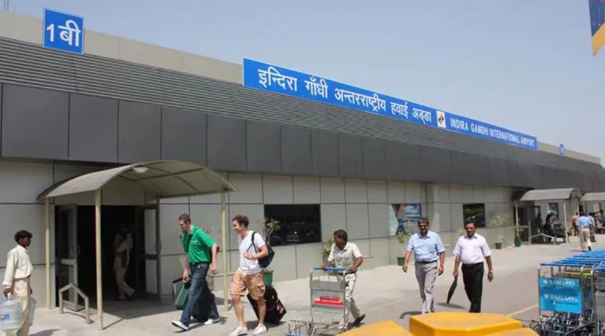 Delhi IGI Airport: दिल्ली एयरपोर्ट पर महिला कर्मचारी से छेड़छाड़, पैसा जमा करने के दौरान शख्स ने उसके…? -molestation of female employee