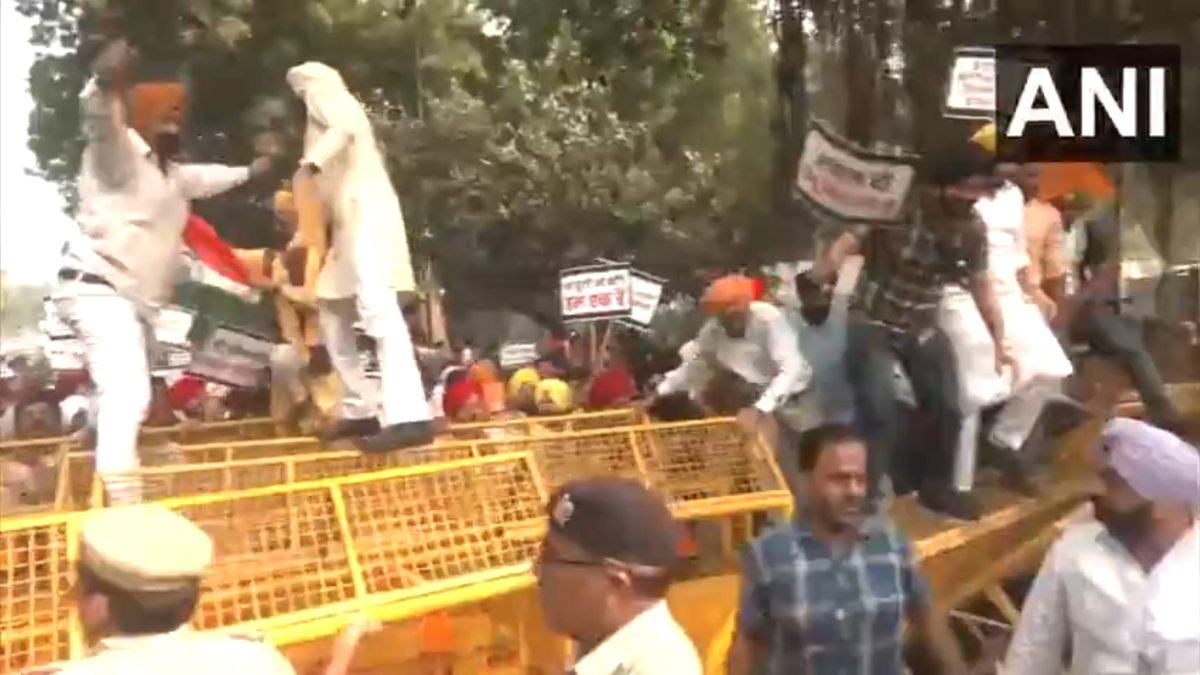 Delhi Protest: मंदिरों पर हमले के विरोध में कनाडा हाई कमीशन के बाहर जोरदार प्रोटेस्ट, पुलिस बैरिकेड पर चढ़े प्रदर्शनकारी