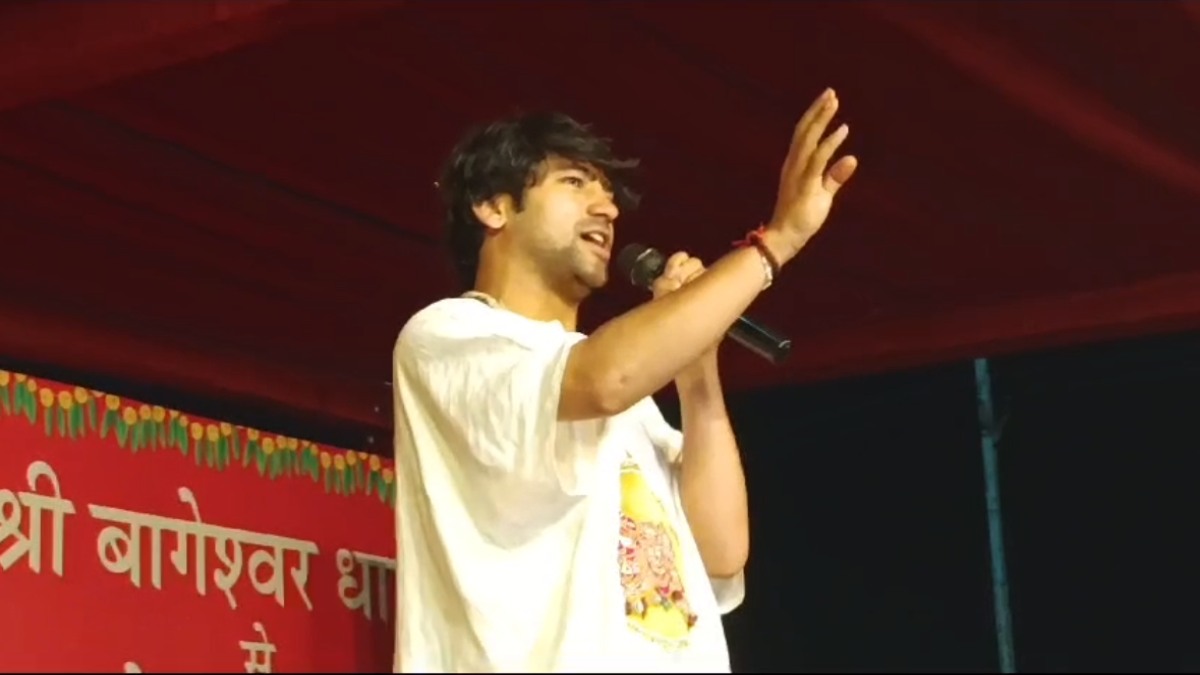 पंडित धीरेंद्र शास्त्री के ‘HI’ पर कांग्रेस ने साधा निशाना, कहा- बेरोजगारी, महंगाई समेत अपराधों की समस्या पर बात करें बाबा, जानिए बीजेपी ने क्या दिया बयान 