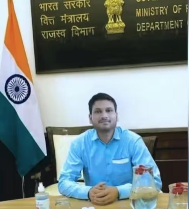 Fake IRS Officer… टारगेट पर सिर्फ जॉब करने वाली लड़कियां, मोबाइल में कई महिलाओं की अश्लील तस्वीरें मिलीं