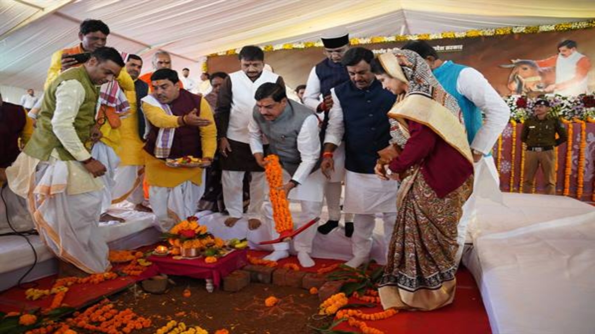 CM डॉ मोहन यादव ने किया 10 हजार गायों की क्षमता वाली हाईटेक गौशाला का भूमि-पूजन, बोले- जिसके घर में गाय का कुल, वह घर गोकुल