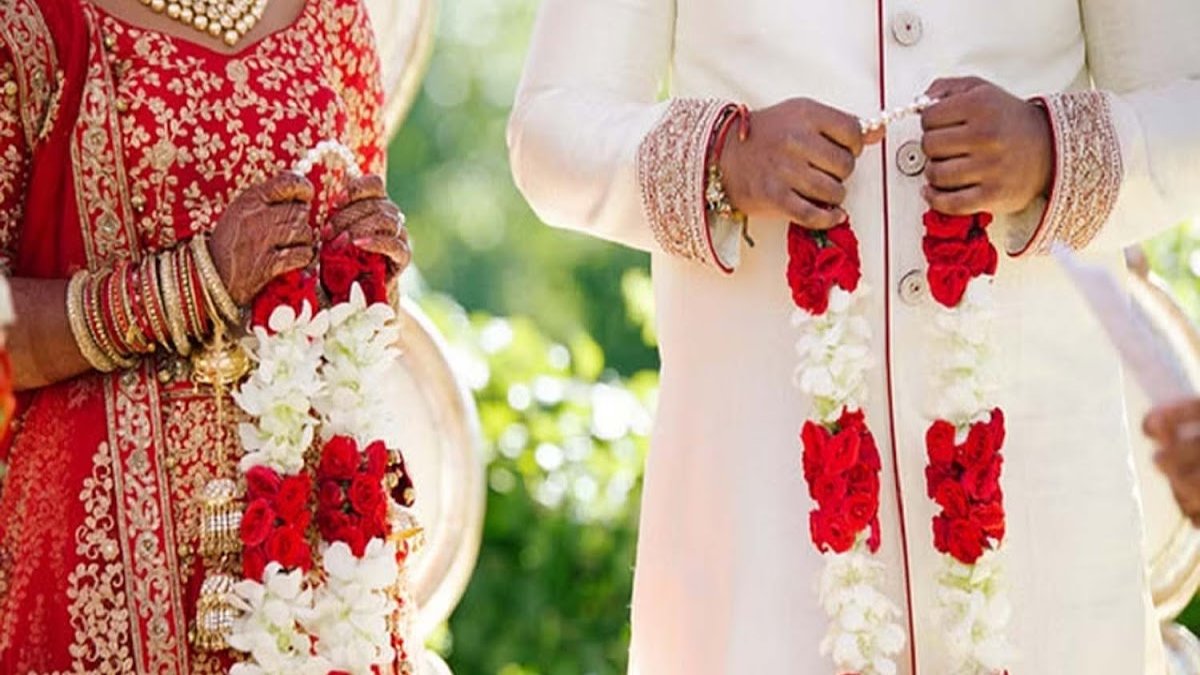 गले में पड़ी जयमाला तोड़ स्टेज से कूद गया दूल्हा, दुल्हनिया हुई धड़ाम… शादी में ऐसा क्या हुआ?