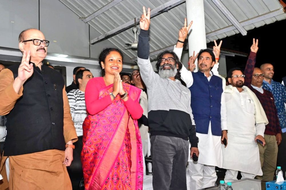 Hemant Soren: हेमंत सोरेन आज राज्यपाल से मिलकर सरकार बनाने पेश करेंगे दावा, 26 को लेंगे शपथ, JMM से 6 और कांग्रेस से 4 मंत्री बनेंगे, RJD को भी मिल सकता है मौका