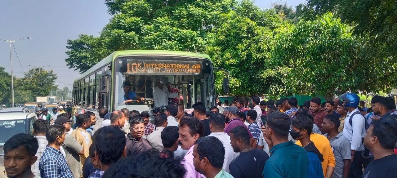 भुवनेश्वर : मो बस की चपेट में आने से महिला की हालत गंभीर, स्थानीय लोगों ने किया प्रदर्शन