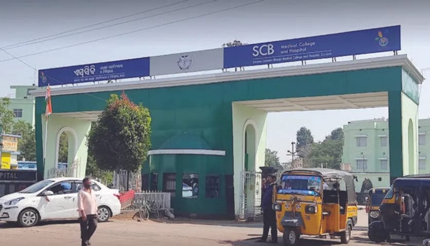 एससीबी के डॉक्टर ने सीनियर के खिलाफ लगाया रैगिंग का आरोप