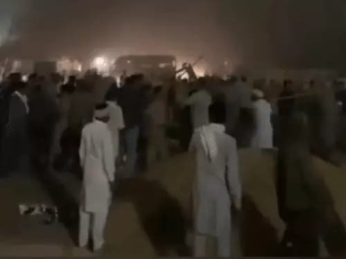 किसानों ने तहसीलदार और खरीद निरीक्षक को बनाया बंधक, पुलिस से हुई भारी झड़प