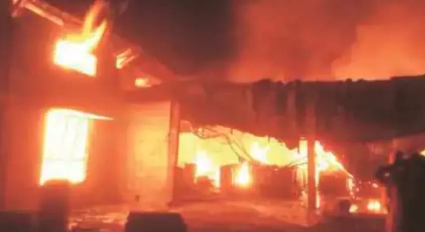 केंद्रापड़ा : साड़ी दुकान में लगी भीषण आग, लाखों की संपत्ति जलकर राख