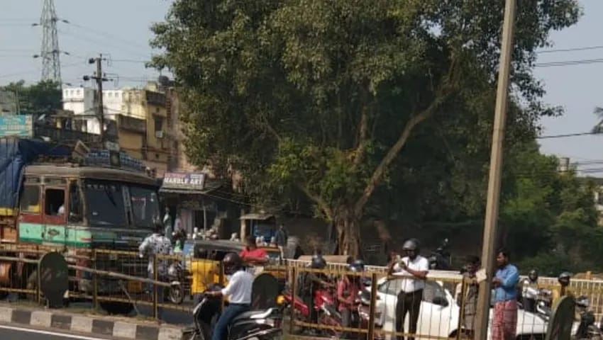 भुवनेश्वर : पलासुनी में ट्रक ने महिला को कुचला, स्थानीय लोगों ने फुटओवर ब्रिज की मांग को लेकर किया एनएच जाम