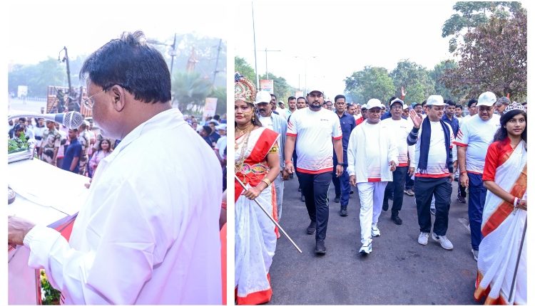भुवनेश्वर : संविधान दिवस मनाने पदयात्रा में भाग लिए सीएम माझी