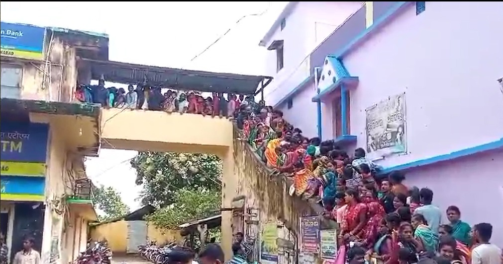 सुभद्रा योजना : लाभार्थियों की भीड़ को नियंत्रित करने के लिए गजपति में बदला बैंक का समय
