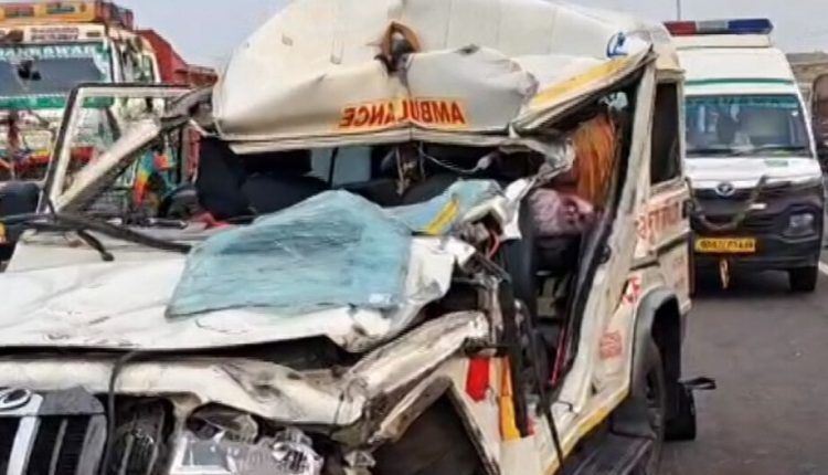 भुवनेश्वर जा रही एंबुलेंस के डंपर से टकराने से एक व्यक्ति की मौत, 3 गंभीर