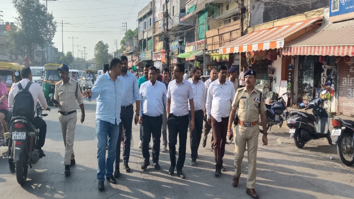 एक्शन में इंदौर कलेक्टर: आशीष सिंह ने बंगाली चौराहा का किया निरीक्षण, फुटपाथ अतिक्रमण हटाने के दिए निर्देश 