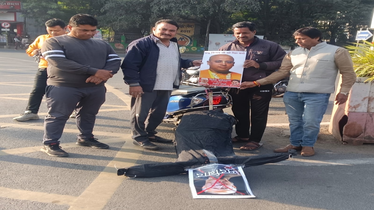 बांग्लादेश में हिंदू धर्मगुरु की गिरफ्तारी पर मचा बवाल, इंदौर में कांग्रेस ने किया विरोध प्रदर्शन, रिहाई की मांग   