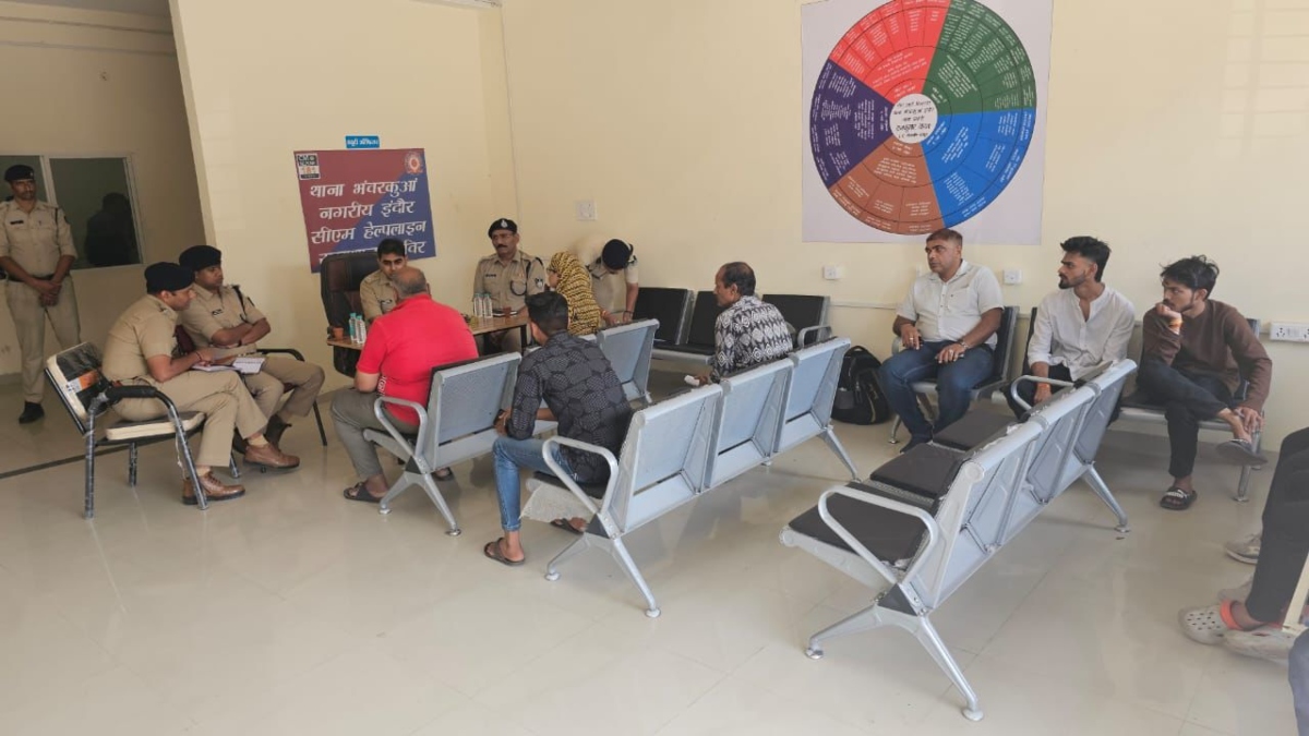 Indore News: CM हेल्पलाइन की शिकायतों के समाधान के लिए जोन-04 में विशेष शिविर का आयोजन, 49 शिकायतों का मौके पर ही हुआ समाधान 