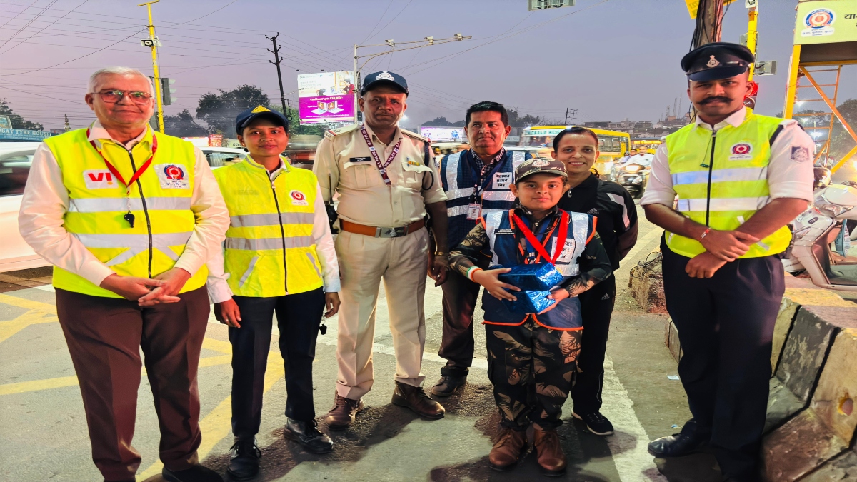 चिल्ड्रंस डे पर नन्हे ट्रैफिक सोल्जर आदित्य तिवारी का सम्मान, कविताओं के जरिए दिया यातायात जागरूकता का संदेश