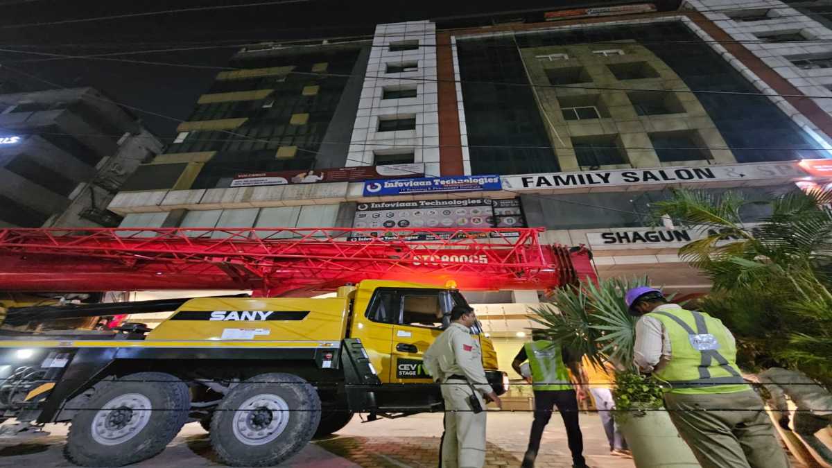 इंदौर के शगुन आर्केड में लगी आग: बिल्डिंग में फंसे लोगों को सुरक्षित निकाला, कलेक्टर ने जांच के बाद कार्रवाई की कही बात