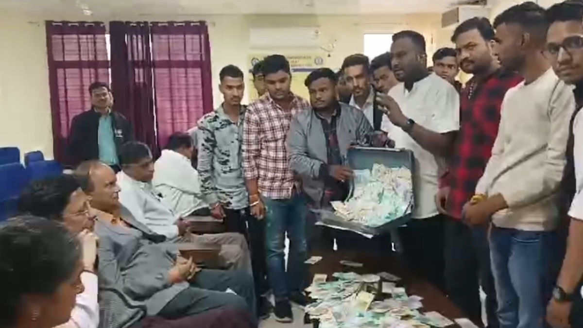 कुलपति की टेबल पर नोटों का ढेर देख चौक पड़े लोग, RDVV में कुलपति की नियुक्ति को लेकर NSUI का अनोखा प्रदर्शन 