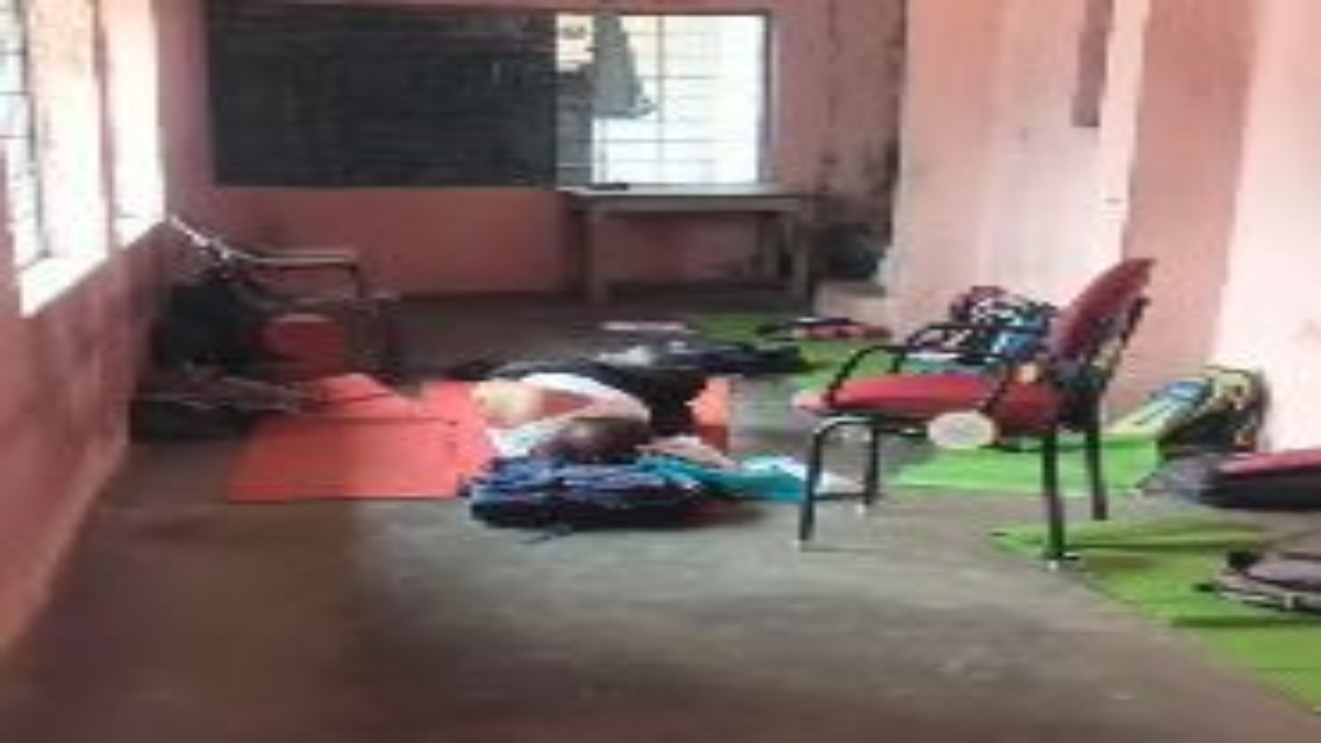 वाह रे मास्टर साहब: क्लासरूम में छात्रों के बैग को ही बना लिया तकिया, सोते हुए शिक्षक का Video वायरल, BEO ने दिए जांच के आदेश 