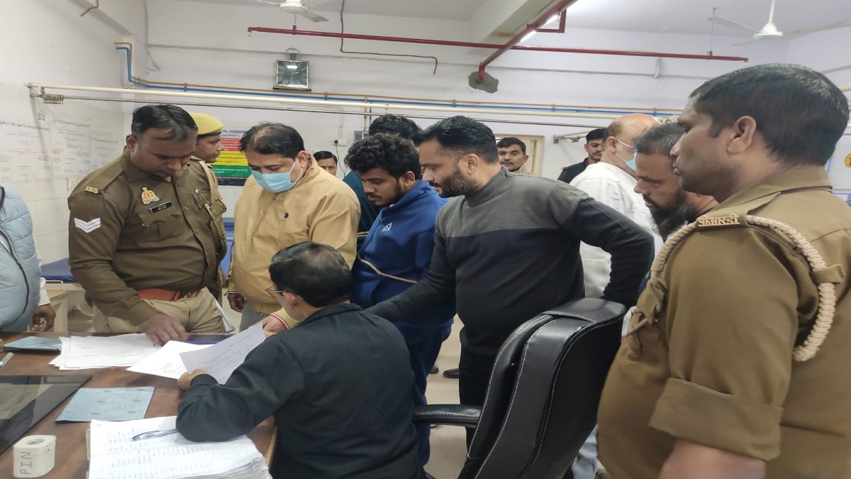 जुए के फड़ पर पुलिस की दबिश, 9 जुआरियों को किया गिरफ्तार, डेढ़ लाख कैश समेत बाइक बरामद