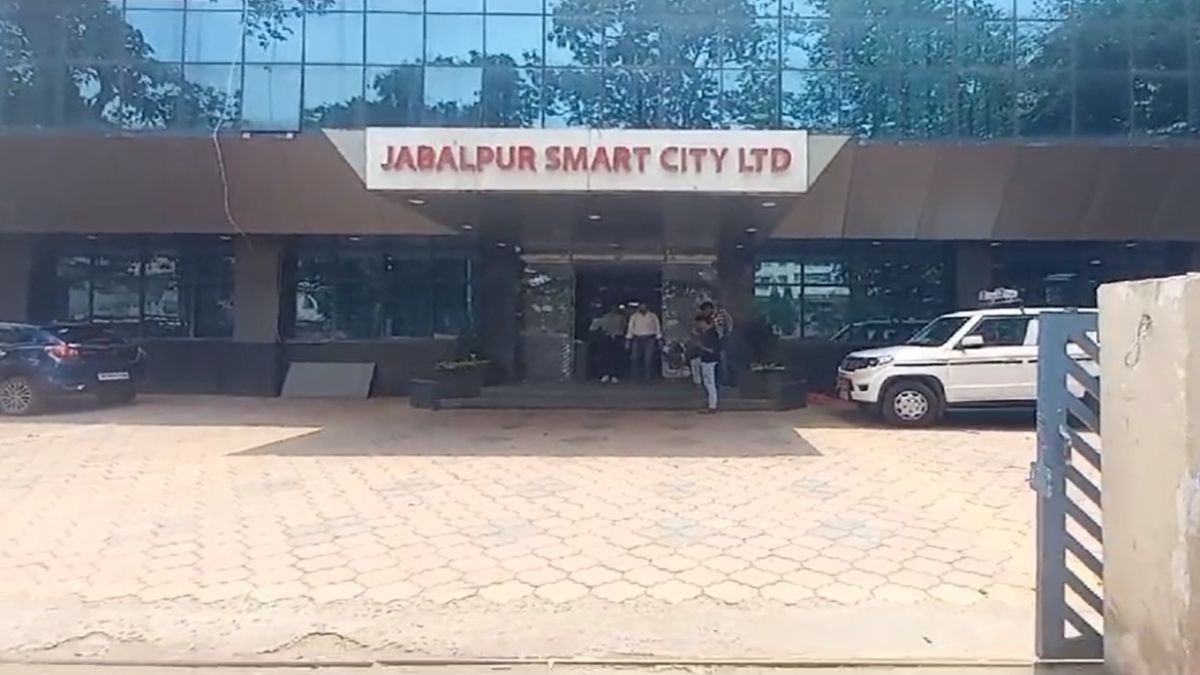 निजी बैंक कर्मी ने जबलपुर स्मार्ट सिटी को लगाया करोड़ों का चूनाः टास्क मैनेजर के खिलाफ FIR, बचत खाते को चालू खाता में कन्वर्ट कर निकाली रकम, ऐसे हुआ खुलासा