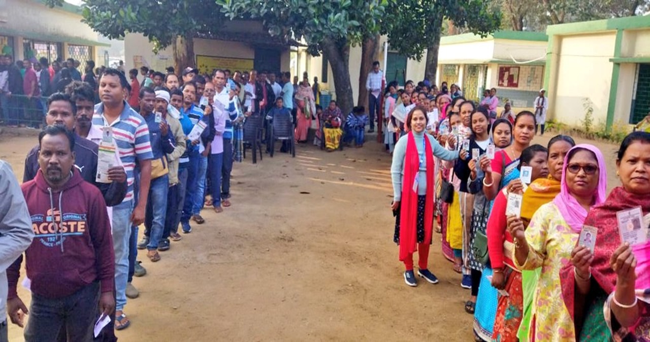 Jharkhand Election Phase-1 Voting: झारखंड में वोटरों में कमाल का उत्साह, ठंड के बीच वोट डालने के लिए कतारों में खड़े