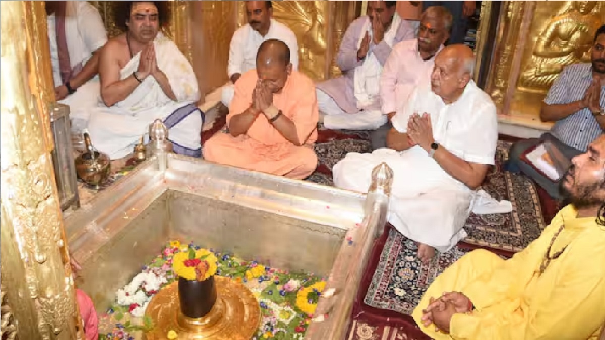 काशी विश्वनाथ मंदिर में CM योगी ने की पूजा, सतुआ बाबा के आश्रम भी पहुंचे, पूर्व विधायक का जाना हालचाल